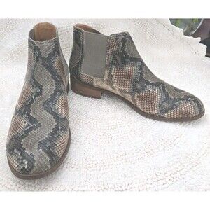 Frye & Co. Mila Chelsea Boots Women's Sz 7 Gray Taupe Snake Print Ankle‎ Booties
